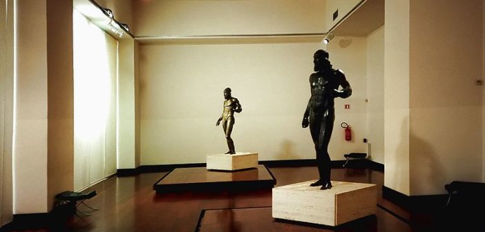 bronzi di riace le iene