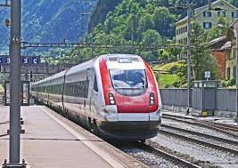 Carnate treno deragliato, tre feriti: video diretta
