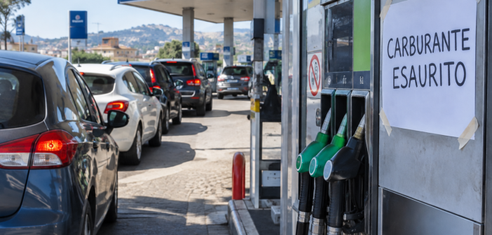 Calabria senza carburante, distributori a secco e lunghe code: cosa sta succedendo
